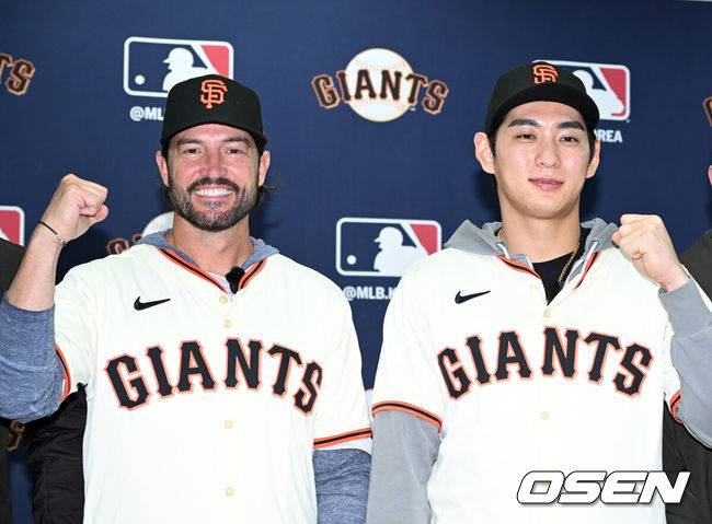 [OSEN=이천, 이대선 기자] 샌프란시스코 토니 바이텔로 감독과 이정후가 기념촬영을 하고 있다. 2026.01.07 /sunday@osen.co.kr