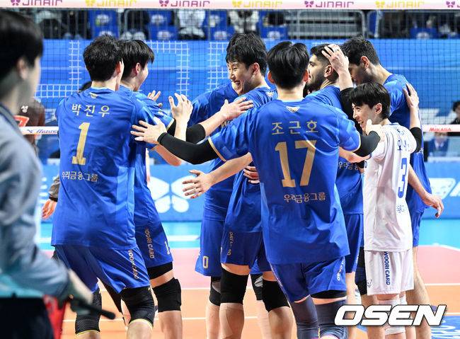 우리카드 '금빛 기운 받고 5연승 환호'