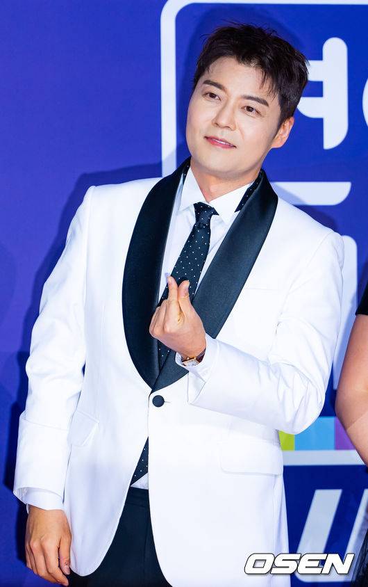 [OSEN=민경훈 기자] 30일 오후 서울 마포구 상암 SBS 프리즘타워에서 ‘2025 SBS 연예대상’ 포토월 행사가 열렸다.올해 대상 후보는 유재석, 전현무, 탁재훈, 신동엽, 이상민, 서장훈, 지석진이 올라 대상을 두고 치열한 경쟁을 펼친다.MC 전현무가 레드카펫을 밟으며 포즈를 취하고 있다. 2025.12.30 /rumi@osen.co.kr