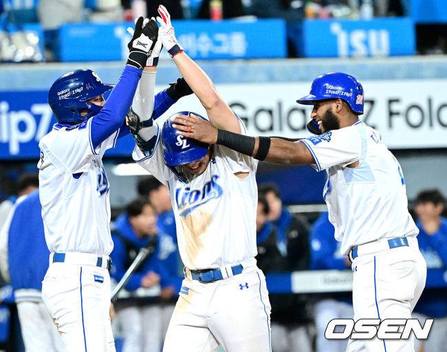 [OSEN=대구, 최규한 기자] 22일 대구 삼성라이온즈파크에서 ‘2025 신한 SOL Bank KBO리그’ 포스트시즌 플레이오프 4차전 삼성 라이온즈와 한화 이글스의 경기가 열렸다.삼성은 원태인, 한화는 정우주를 선발로 내세웠다.7회말 1사 1, 2루 상황 삼성 김영웅이 역전 우월 스리런포를 날리고 홈을 밟은 뒤 구자욱-디아즈와 기뻐하고 있다. 2025.10.22 / dreamer@osen.co.kr