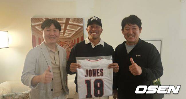류지현 감독과 조계현 KBO 전력강화위원장이 2025년 9월 미국을 방문해 저마이 존스에게 이름을 마킹한 한국대표팀 유니폼을 선물하고 있다. / KBO 제공
