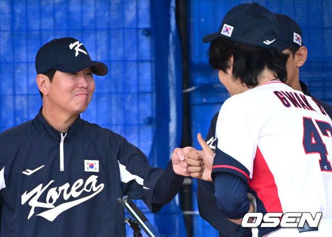 [OSEN=오키나와(일본), 최규한 기자] 2026 WBC(월드베이스볼클래식)를 준비하는 대한민국 야구 대표팀이 27일 일본 오키나와 가데나 야구장에서 훈련을 펼쳤다.야구 대표팀은 KT와 오키나와에서의 마지막 연습경기를 가지려 했으나 우천으로 취소돼 훈련만 진행했다.대표팀 곽빈이 불펜 피칭을 마친 뒤 류지현 감독과 인사를 나누고 있다. 2026.02.27 / dreamer@osen.co.kr
