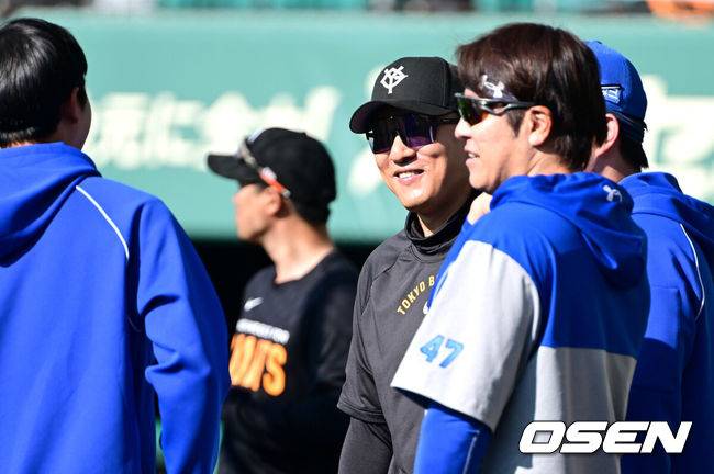 [OSEN=오키나와(일본), 최규한 기자] 프로야구 삼성 라이온즈가 28일 일본 오키나와 나하 셀룰러 스타디움에서 일본프로야구 요미우리 자이언츠와 연습경기를 펼쳤다.삼성은 요미우리를 상대로 최원태를 선발로 내세운다.이승엽 요미우리 타격코치가 삼성 강민호, 임기영과, 장승현과 인사를 나누고 있다. 2026.02.28 / dreamer@osen.co.kr