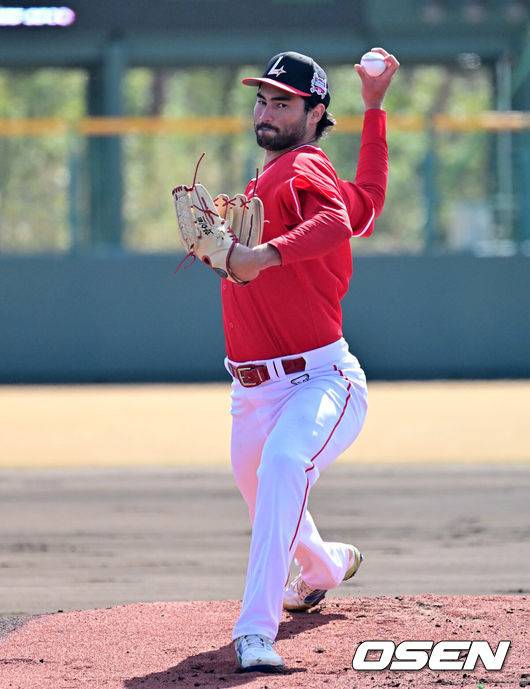 [OSEN=미야자키(일본), 지형준 기자] 28일 일본 미야자키현 오쿠라가하마소호 구장에서 SSG 랜더스와 일본프로야구 라쿠텐 골든이글스 2군과의 연습경기가 열렸다.SSG는 일본 미야자키 스프링캠프에서 연습경기 1패를 기록 중이다. 지난 25일 소프트뱅크 호크스 2군&nbsp;상대로 1.5군급 선수들이 출격한 가운데 1-9로 패했다.&nbsp;1회말 SSG 화이트가 역투하고 있다. 2026.02.28 /jpnews@osen.co.kr