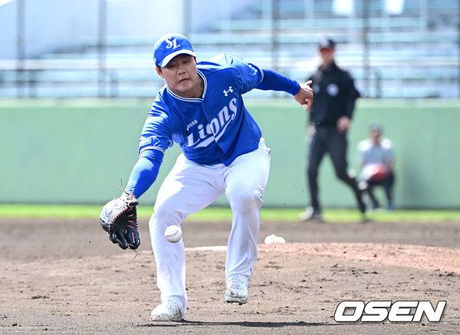 [OSEN=오키나와(일본), 최규한 기자] 프로야구 삼성 라이온즈가 28일 일본 오키나와 나하 셀룰러 스타디움에서 일본프로야구 요미우리 자이언츠와 연습경기를 펼쳤다.삼성은 요미우리를 상대로 최원태를 선발로 내세운다.5회말 무사 때 삼성 배찬승이 내야 땅볼 타구를 쫓고 있다. 2026.02.28 / dreamer@osen.co.kr