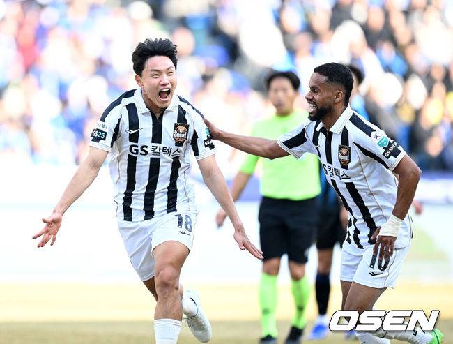 [OSEN=인천, 이대선 기자] 28일 오후 인천축구전용경기장에서 '하나은행 K리그1 2026' 인천유나이티드와 FC서울의 경기가 열렸다.이번 시즌 리그 공식 개막전인 이번 맞대결은 예매 시작과 동시에 매진을 앞두며 팬들의 폭발적인 관심을 증명했다.후반 FC서울 조영욱 팀의 두 번째 골을 성공시키고 환호하고 있다. 2026.02.28 /sunday@osen.co.kr