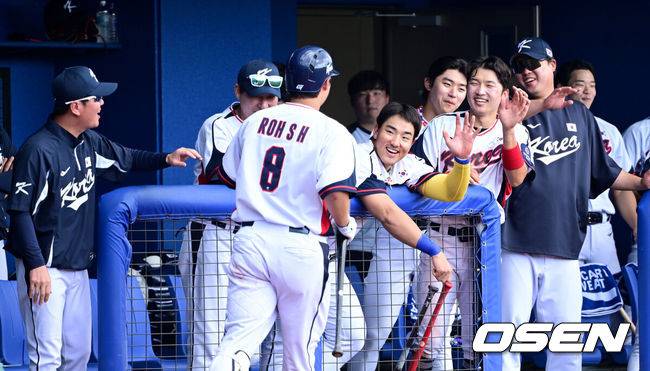 [OSEN=오키나와(일본), 최규한 기자] 2026 WBC(월드베이스볼클래식)를 준비하는 대한민국 야구 대표팀이 26일 일본 오키나와 가데나 야구장에서 프로야구 삼성 라이온즈와 연습경기를 펼쳤다. 야구 대표팀은 오키나와에서 국내 팀들과 6차례 연습경기를 치르며 전력을 끌어올릴 예정이다.5회말 무사 1, 2루 상황 대표팀 노시환이 희생 번트를 대고 더그아웃으로 향하며 동료들과 인사를 나누고 있다. 2026.02.26 / dreamer@osen.co.kr