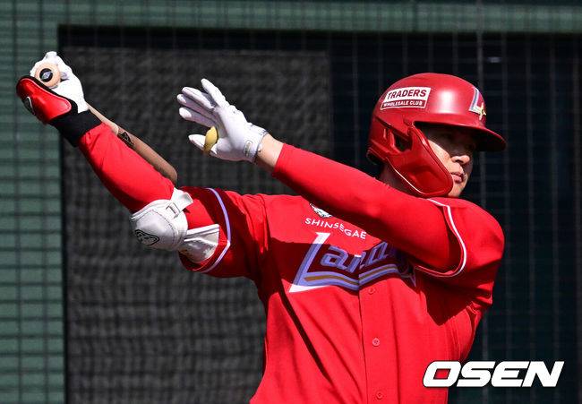 [OSEN=미야자키(일본), 지형준 기자] 28일 일본 미야자키현 오쿠라가하마소호 구장에서 SSG 랜더스와 일본프로야구 라쿠텐 골든이글스 2군과의 연습경기가 열렸다.SSG는 일본 미야자키 스프링캠프에서 연습경기 1패를 기록 중이다. 지난 25일 소프트뱅크 호크스 2군&nbsp;상대로 1.5군급 선수들이 출격한 가운데 1-9로 패했다.&nbsp;3회초 SSG 김재환이 타석을 준비하고 있다. 2026.02.28 /jpnews@osen.co.kr