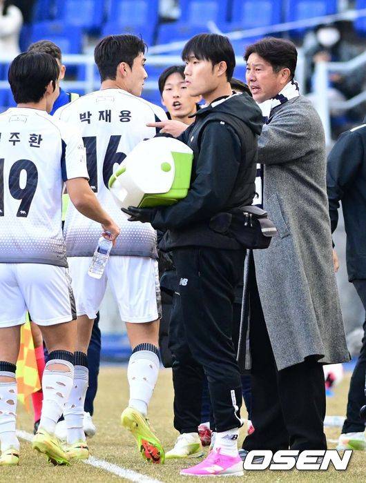 [OSEN=수원, 조은정 기자]28일 오후 수원월드컵경기장에서 '하나은행 K리그1 2026' 수원 삼성과 서울 이랜드의 경기가 열렸다.‘명장’ 이정효 감독 영입으로 화제를 모은 수원은 승격 라이벌이자 천적으로 꼽히는 서울 이랜드를 상대로 시즌의 닻을 올렸다. 이랜드는 수원전 5승 1패로 압도적인 우위를 점하고 있다.전반 선제골을 넣은 서울이랜드 박재용이 김도균 감독과 기뻐하고 있다. 2026.02.28 /cej@osen.co.kr