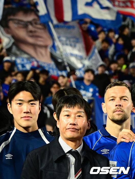 [OSEN=수원, 조은정 기자]수원 삼성의 '정효볼'이 K리그2 역대 최다 관중인&nbsp;24071명 앞에서 화려하게 막을 올렸다.수원은 28일&nbsp;오후 4시 30분 수원월드컵경기장에서 열린 하나은행 K리그2 2026 1라운드에서&nbsp;서울 이랜드를 상대로 2-1 역전승을 거뒀다.&nbsp;수원 삼성 이정효 감독이 기념 촬영을 하고 있다.  2026.02.28 /cej@osen.co.kr