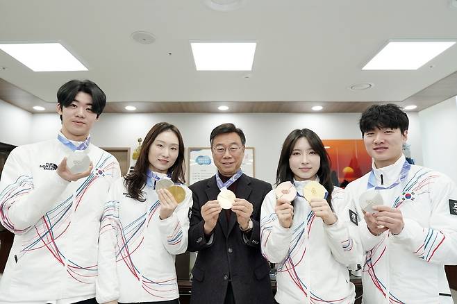 2026 이탈리아 밀라노·코르티나 동계올림픽에서 5개의 메달을 획득한 성남시청 쇼트트랙팀 선수들(왼쪽부터 이준서·최민정·김길리·이정민)과 신상진 시장(가운데)이 목에 메달을 걸고 기념사진을 찍고 있다. 성남시 제공