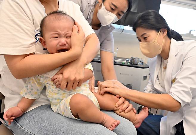 한 영유아가 인플루엔자 예방접종을 하고 있다. 뉴시스
