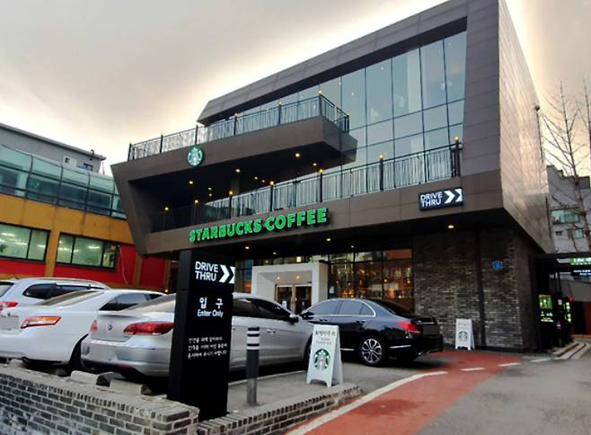 스타벅스 간판을 떼어내고 100억 차익을 노리는 하정우의 건물. 네이버부동산