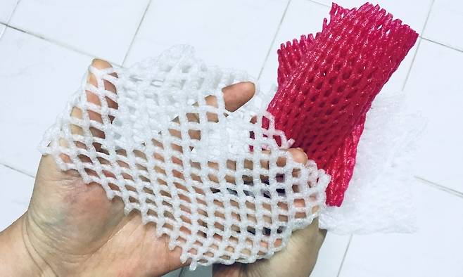 과일 포장에 쓰이는 그물 모양의 완충재 과일망. 주로 폴리에틸렌(PE)·폴리프로필렌(PP) 계열 소재로 제작된다. 사진=게티이미지뱅크