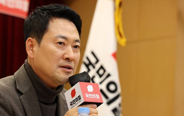 장동혁 국민의힘 대표가 이달 25일 서울 양천구 해누리타운에서 열린 부동산정책 정상화 특별위원회에서 특위 위원, 지역 주민들과 간담회를 갖고 있다.연합뉴스