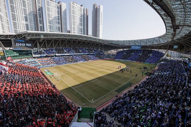 인천과 서울의 새 시즌 K리그1 공식 개막전이 열린 28일 인천축구전용경기장엔 1만8108명의 팬들이 입장했다. 구단 통산 세 번째 매진 사례다. 사진제공|한국프로축구연맹