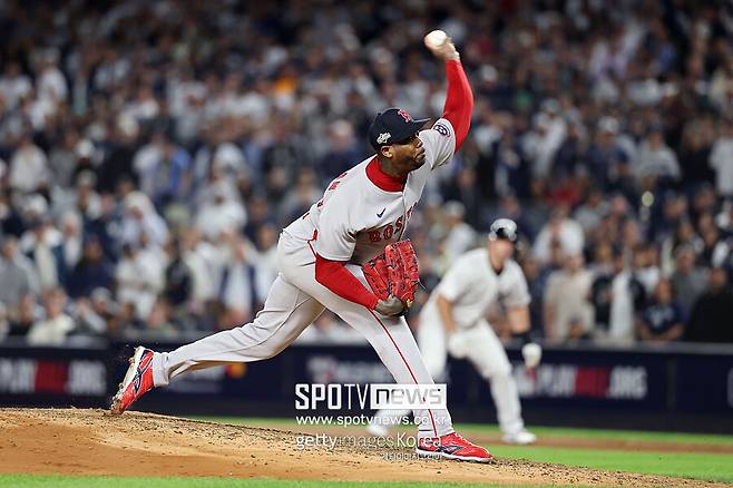 ▲ 리그에서 가장 빠른 공을 던진 사나이로 큰 주목을 받았던 채프먼은 마흔이 다 되어 가는 나이에도 여전히 100마일의 강속구를 던지고 있다