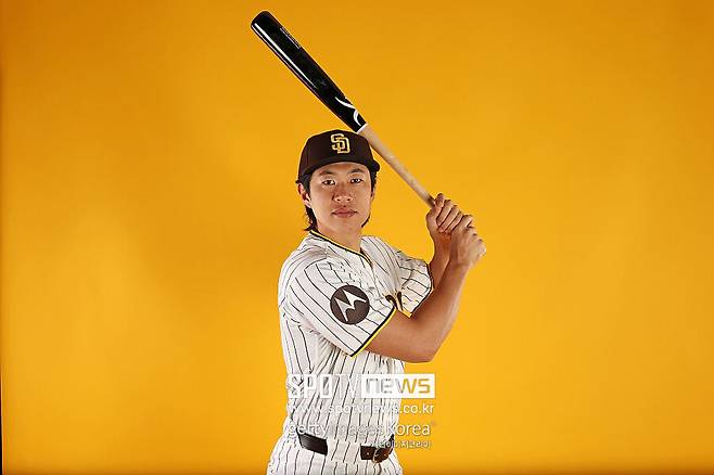 ▲ 송성문은 27일(한국시간) 샌디에이고 파드리스 유니폼을 입고 세 번째 출전한 시범경기에서 첫 안타를 뽑아냈다. 시속 155㎞가 넘는 빠른 커터에 대처해 강한 타구를 만들어내면서 첫 안타를 기록했다. 송성문은 첫 안타와 함께 두 차례 볼넷 출루까지 더하면서 침착성과 선구안까지 보여줬다. 샌디에이고 라디오 중계에서도 송성문의 스트라이크존 파악 능력을 호평했다.