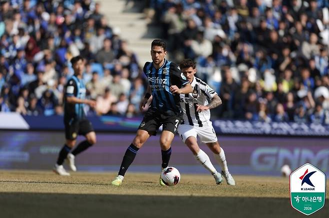 ▲ FC서울이&nbsp;28일 오후 2시 인천축구전용경기장에서 펼쳐진&nbsp;'하나은행 K리그1 2026' 개막전에서 인천 유나이티드를 2-1로 격파했다. 2024년 7월 이후 무려 581일 만에 펼쳐진 '경인더비'에서 승리하며 시즌 마수걸이 승리를 신고했다. 이날 승리로 서울은 상대 전적에서 12승 8무 11패로 우위를 점하게 됐다. ⓒ한국프로축구연맹