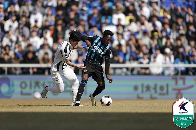 ▲ FC서울이&nbsp;28일 오후 2시 인천축구전용경기장에서 펼쳐진&nbsp;'하나은행 K리그1 2026' 개막전에서 인천 유나이티드를 2-1로 격파했다. 2024년 7월 이후 무려 581일 만에 펼쳐진 '경인더비'에서 승리하며 시즌 마수걸이 승리를 신고했다. 이날 승리로 서울은 상대 전적에서 12승 8무 11패로 우위를 점하게 됐다. ⓒ한국프로축구연맹