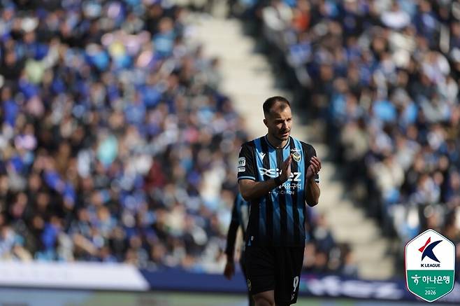 ▲ FC서울이&nbsp;28일 오후 2시 인천축구전용경기장에서 펼쳐진&nbsp;'하나은행 K리그1 2026' 개막전에서 인천 유나이티드를 2-1로 격파했다. 2024년 7월 이후 무려 581일 만에 펼쳐진 '경인더비'에서 승리하며 시즌 마수걸이 승리를 신고했다. 이날 승리로 서울은 상대 전적에서 12승 8무 11패로 우위를 점하게 됐다. ⓒ한국프로축구연맹