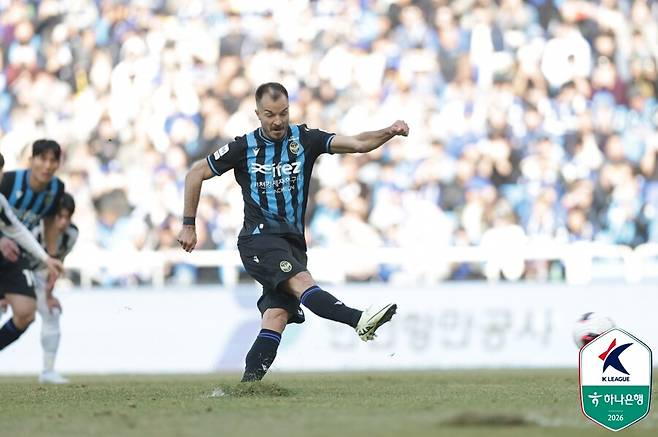 ▲ FC서울이&nbsp;28일 오후 2시 인천축구전용경기장에서 펼쳐진&nbsp;'하나은행 K리그1 2026' 개막전에서 인천 유나이티드를 2-1로 격파했다. 2024년 7월 이후 무려 581일 만에 펼쳐진 '경인더비'에서 승리하며 시즌 마수걸이 승리를 신고했다. 이날 승리로 서울은 상대 전적에서 12승 8무 11패로 우위를 점하게 됐다.&nbsp;ⓒ한국프로축구연맹