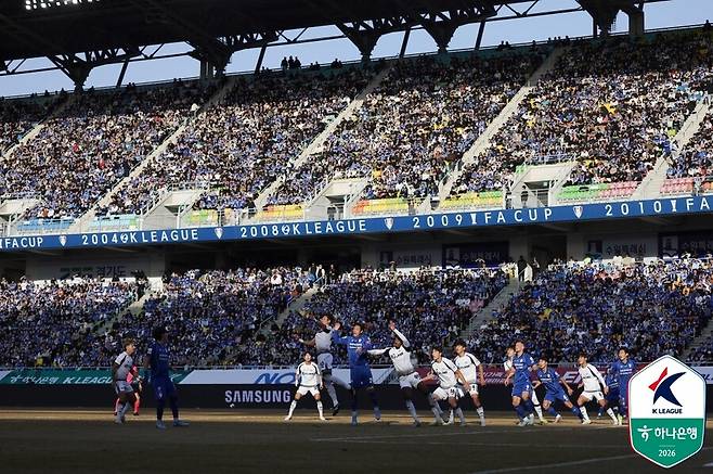 ▲ 프로축구 K리그2 수원 삼성 블루윙즈&nbsp;이정효&nbsp;신임 감독의 데뷔전이 28일 수원월드컵경기장에서 열렸다. 서울 이랜드를 상대한 2026시즌 개막전부터 2부리그 역대 최다 관중이 운집했다.&nbsp;ⓒ&nbsp;한국프로축구연맹