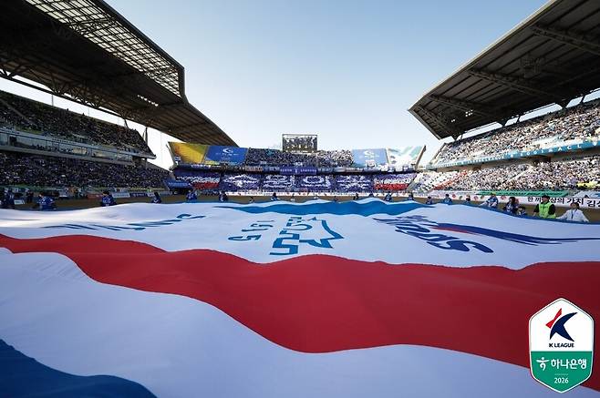 ▲ 프로축구 K리그2 수원 삼성 블루윙즈&nbsp;이정효&nbsp;신임 감독의 데뷔전이 28일 수원월드컵경기장에서 열렸다. 서울 이랜드를 상대한 2026시즌 개막전부터 2부리그 역대 최다 관중이 운집했다.&nbsp;ⓒ&nbsp;한국프로축구연맹