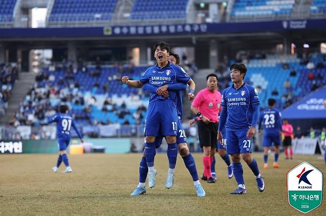 ▲ 28일 수원월드컵경기장에서 수원삼성과 서울이랜드의 하나은행 K리그2 2026 1라운드가 열렸다. 이랜드 박재용에게 선제 실점을 내줬던 수원은 박현빈과 강현묵의 연속골로 개막전을 2-1로 이겼다. ⓒ 한국프로축구연맹