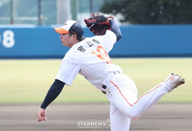 한화 이글스 아시아쿼터 투수 왕옌청이 지난 21일 일본 오키나와현 야에세 고친다 구장에서 열린 WBC 한국 야구 대표팀과 연습경기에 선발 등판해 투구를 하고 있다. /사진=김진경 대기자