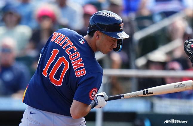 시범경기에서 몸쪽 공을 피하는 위트컴. /AFPBBNews=뉴스1