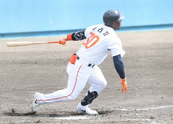 한화 이글스 요나단 페라자가 지난 21일 일본 오키나와현 야에세 고친다 구장에서 열린 WBC 한국 야구 대표팀과 연습경기에서 안타를 날리고 있다. /사진=김진경 대기자