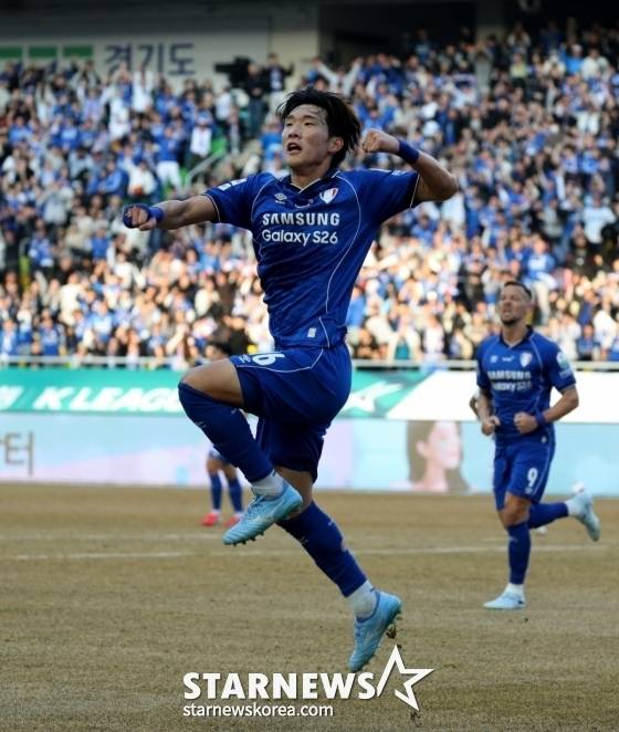 박현빈이 28일 오후 4시 30분 수원월드컵경기장에서 열린 하나은행 K리그2 2026 1라운드 경기에서 동점골을 넣고 세리머니하고 있다. /사진=강영조 선임기자