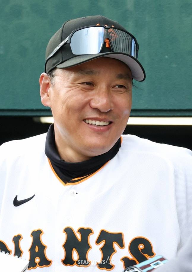 삼성 라이온즈가 28일 일본 오키나와현 나하 셀룰러 스타티움에서 요미우리와 연습경기를 가졌다.  요미우리 이승엽 코치가 경기 후 한국 취재진과 인터뷰를 하고 있다.  /사진=김진경 대기자