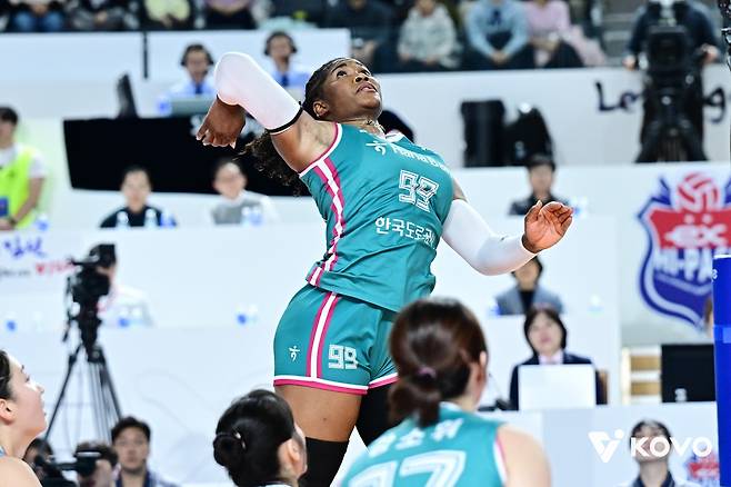 공격하는 한국도로공사의 모마 [한국배구연맹 제공. 재판매 및 DB 금지]