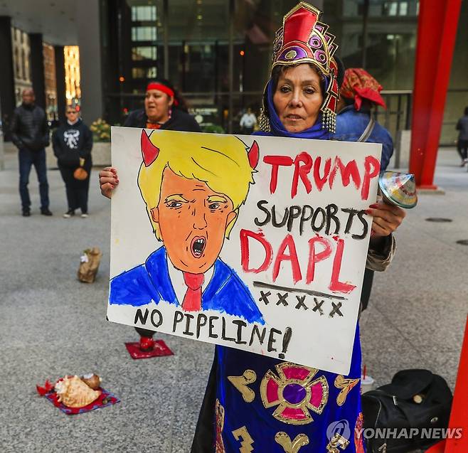송유관 반대 시위 아메리카 원주민들이 지난 2016년 11월 미국 시카고에서 '다코타 액세스 파이프라인'(DAPL) 송유관 건설 반대 시위를 벌이고 있다. [EPA=연합뉴스 자료사진]