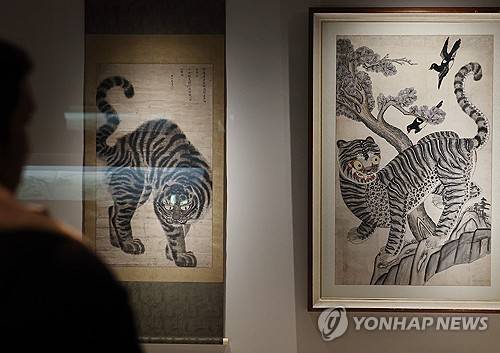 까치와 호랑이
(서울=연합뉴스) 이재희 기자 = 25일 서울 용산구 국립중앙박물관에 새롭게 단장한 서화실에 까치와 호랑이 그림이 전시돼 있다. 서화실의 재개관일은 다음날인 26일이다. 2026.2.25
scape@yna.co.kr
(끝)