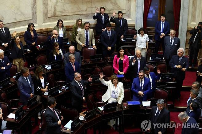 27일(현지시간) 형사미성년자 연령 하향 법 개정안 투표하는 아르헨티나 상원 의원들 [부에노스아이레스 로이터연합뉴스. 재판매 및 DB 금지]