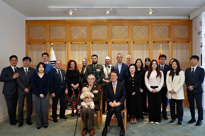 94세 네덜란드 노병, 한국대사관서 '평화의 메달' 받아   (헤이그=연합뉴스) 현윤경 특파원 = 한국전쟁 참전용사인 네덜란드 노병 베링 씨가 27일 헤이그 한국대사관에서 '평화의 메달'을 받은 뒤 가족, 대사관 직원들과 기념 촬영을 하고 있다. [주네덜란드 대사관 제공]