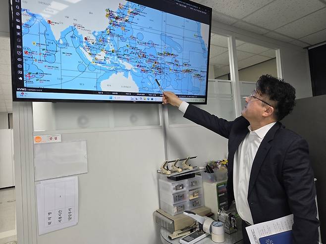 원양어선 현황 살피는 강동양 해수부 원양산업과장 [촬영 박성제]