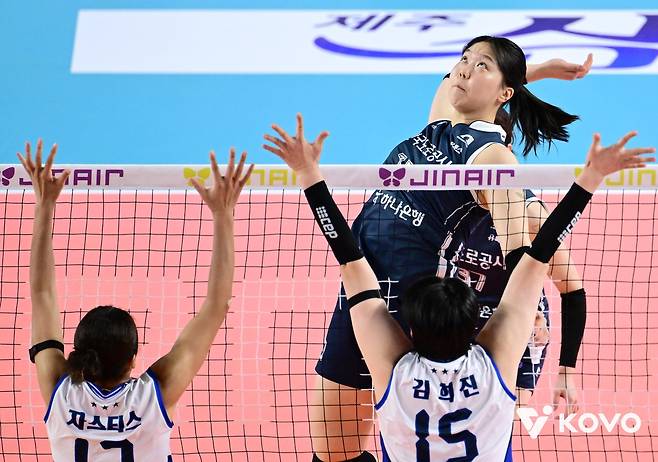 공격하는 한국도로공사의 이지윤 [한국배구연맹 제공. 재판매 및 DB 금지]