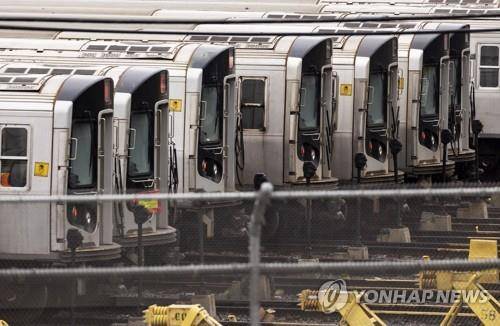 뉴욕시 퀸스 철도기지에 정차된 지하철 차량 [EPA 연합뉴스 자료사진. 재판매 및 DB 금지]