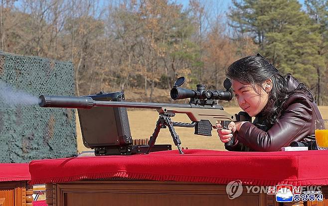 주애, 사격장에서 저격총 조준 모습 공개 (평양 조선중앙통신=연합뉴스)  김정은 국무위원장이 27일 주요간부들에게 저격수보총을 선물하고 사격장에서 저격무기 사격을 한 가운데 김위원장의 딸 주애가 저격총을 조준한 모습을 이례적으로 공개했다. 조선중앙통신이 28일 보도했다. 2026.2.28 
    [국내에서만 사용가능. 재배포 금지. For Use Only in the Republic of Korea. No Redistribution] nkphoto@yna.co.kr