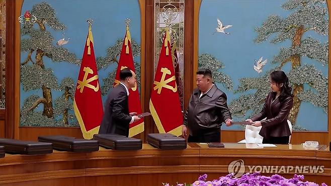 김정은에 무기증서 건네는 딸 주애 (서울=연합뉴스) 김정은 북한 국무위원장이 지난 27일 당 중앙위원회 본부에서 주요 지도간부와 군사지휘관들을 만나 '특별히 준비한' 선물인 신형 저격수보총(소총)을 수여하는 가운데 딸 김주애가 옆에서 무기증서를 집어 김 위원장에게 건네는 장면을 조선중앙TV가 28일 방영했다. [조선중앙TV 화면] 2026.2.28 
    [국내에서만 사용가능. 재배포 금지. For Use Only in the Republic of Korea. No Redistribution] nkphoto@yna.co.kr