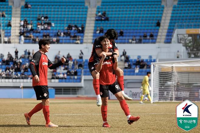 K리그2 2026시즌 1호골의 주인공인 김해FC 이래준의 세리모니 모습. [한국프로축구연맹 제공. 재판매 및 DB 금지]
