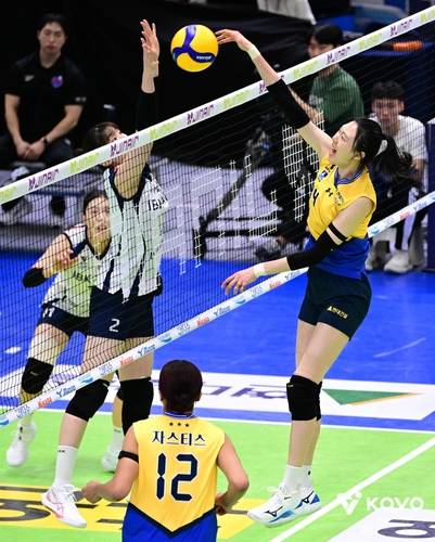 공격하는 현대건설의 양효진(오른쪽) [한국배구연맹 제공. 재판매 및 DB 금지]