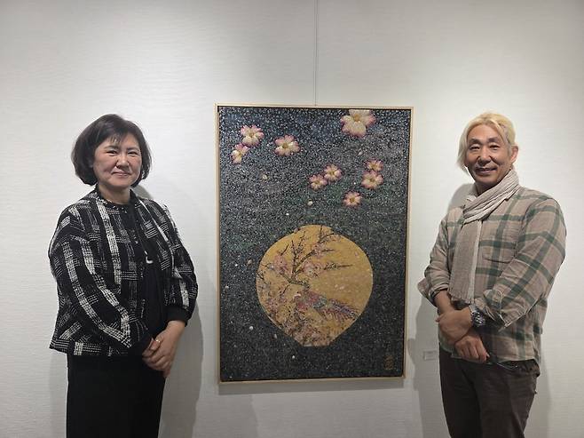 ▲ 수원미술협회 김대준(오른쪽) 회장과 김순옥 작가.