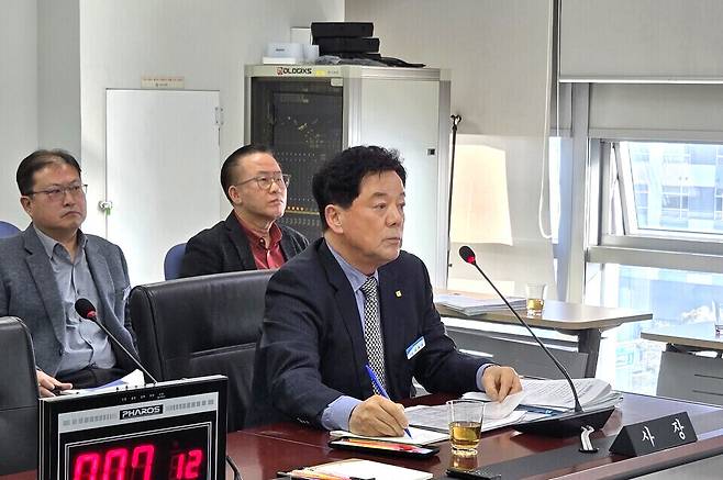 ▲ 29일 성남시의회 도시건설위원회에서 직원 성희롱 등에 대해 답변하는 이희석 성남도시개발공사 사장.
