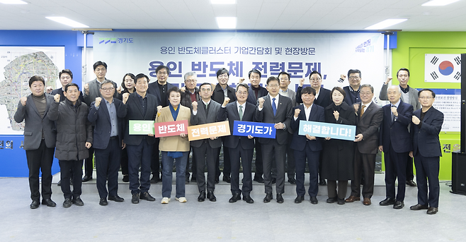 ▲ 29번째 민생경제 현장투어(달달버스)에 나선 김동연(첫줄 가운데) 경기지사가 23일 오전 용인시 처인구 원삼면 일대 조성 중인 용인반도체클러스터 일반산업단지 현장사무소를 찾아 SK하이닉스 관계자, 협력사 대표들과 기업인 간담회를 진행하고 기념사진을 찍고 있다./사진제공=경기도