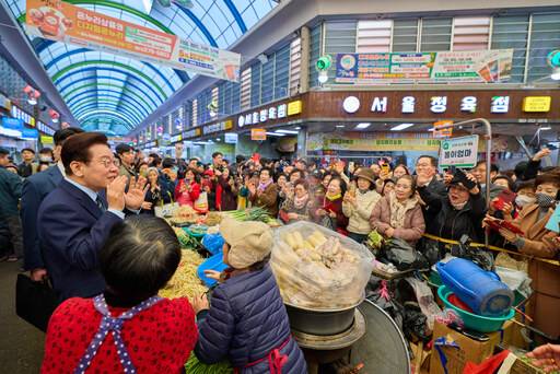 이재명 대통령이 27일 전주 신중앙시장을 방문해 시민들에게 인사하고 있다. /연합뉴스 제공